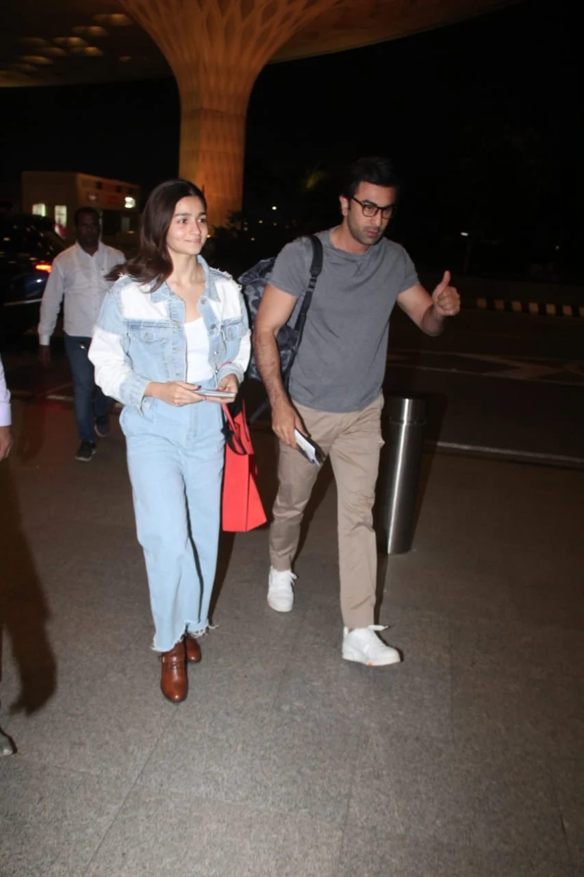 Alia Bhatt looks super excited as she's spotted with beau Ranbir Kapoor before jetting off for their New Year vacay