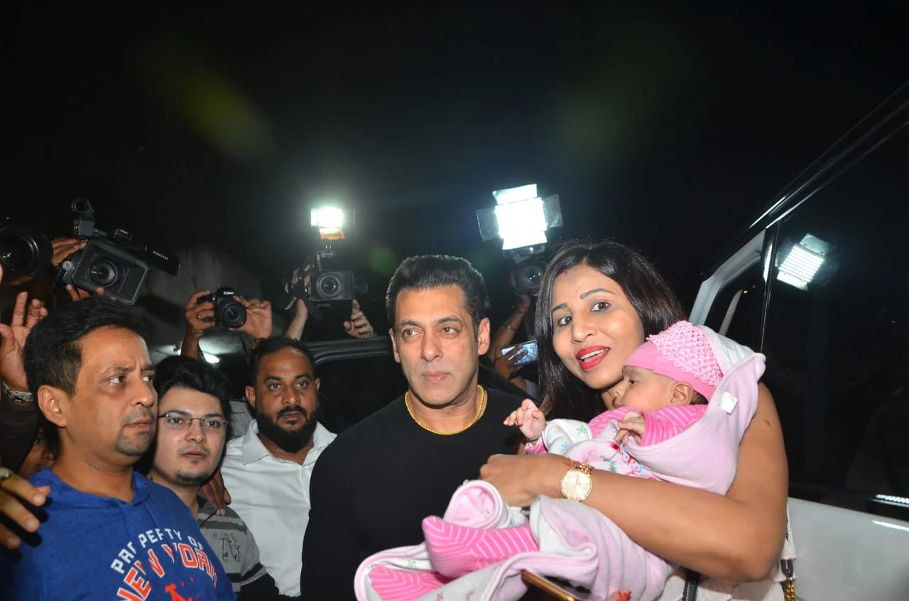 Bhai’s Paternal Instinct: Salman Khan obliges for ‘super mom’ struggling with her baby to get a picture