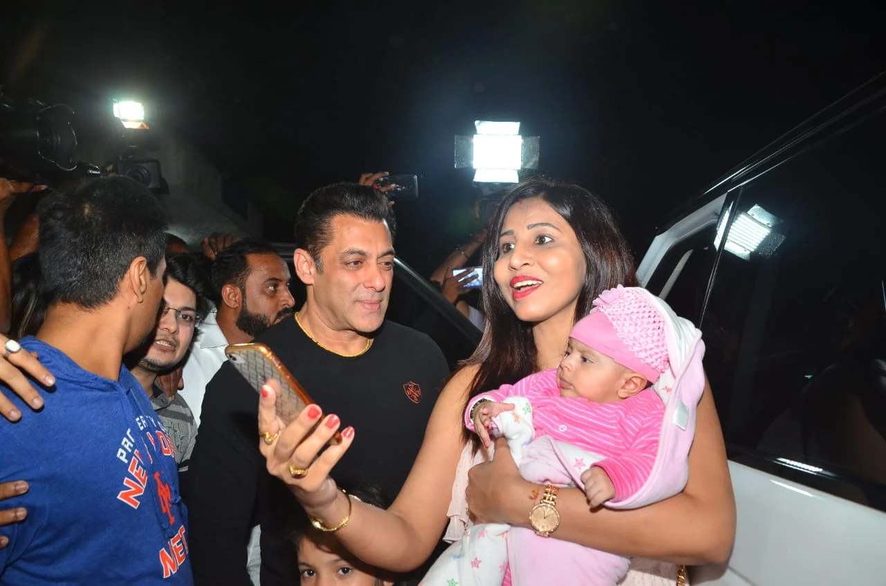 Bhai’s Paternal Instinct: Salman Khan obliges for ‘super mom’ struggling with her baby to get a picture