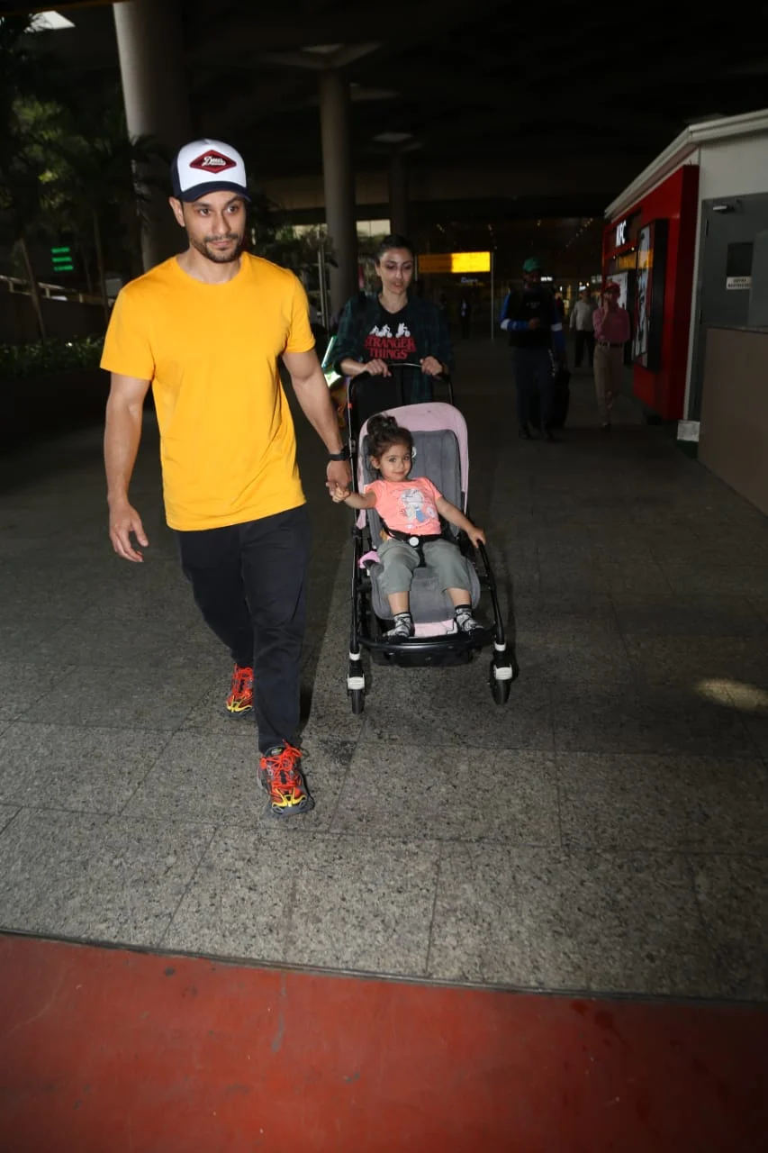 Watch video: Did Kunal Kemmu forget his daughter Inaaya is on a pram?