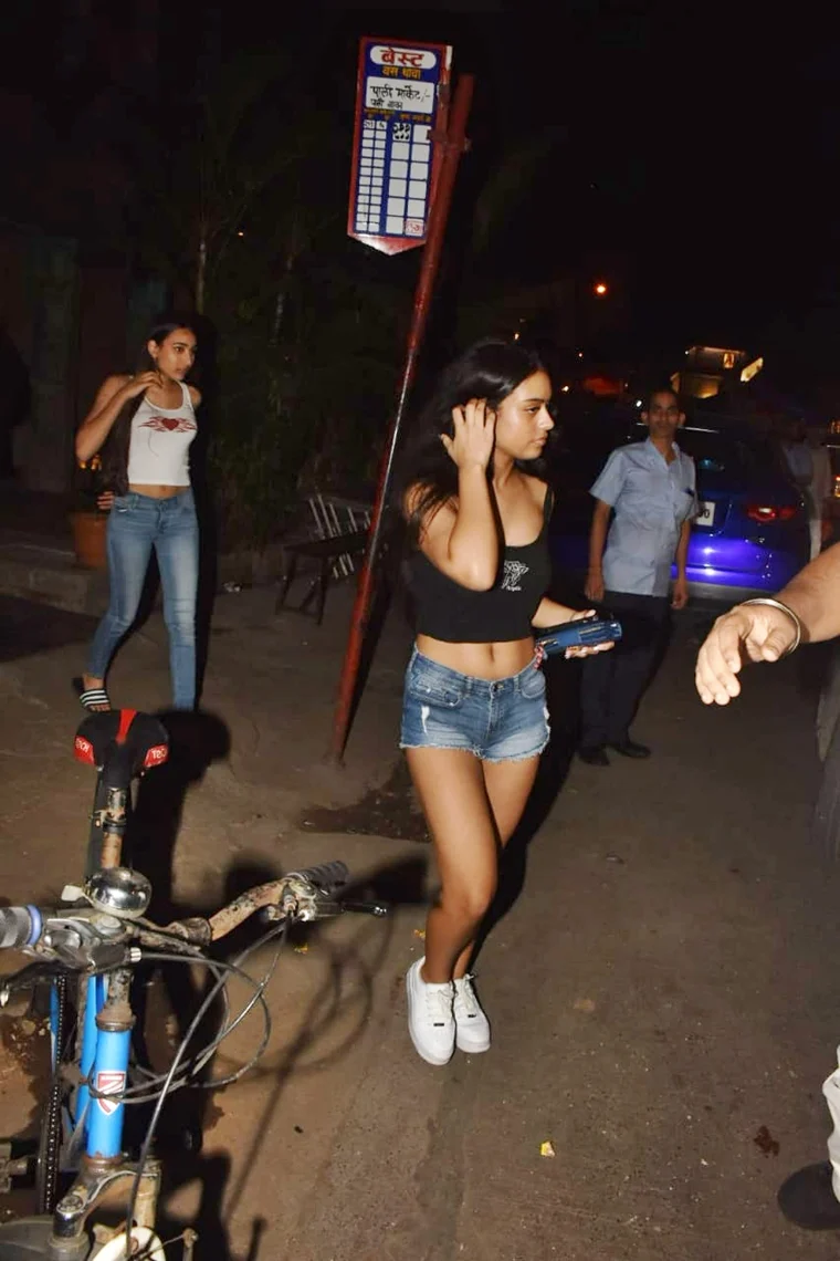 No money for Uber? Nysa Devgan spotted at 'BEST' bus stop