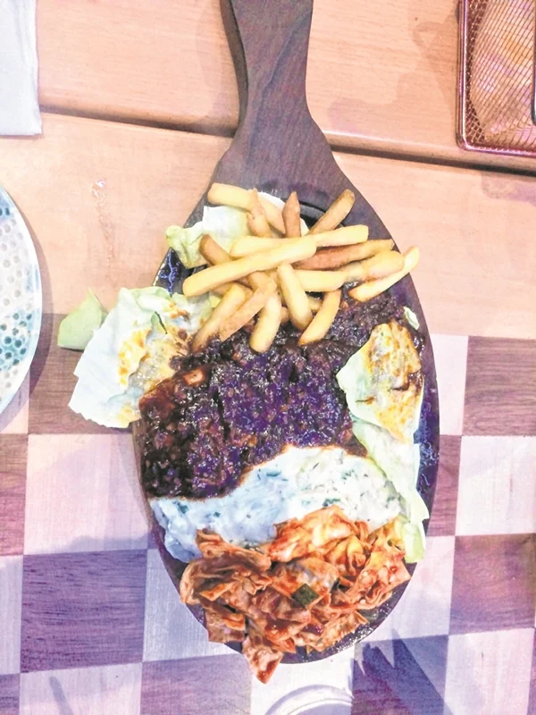 Restaurant Reviews: Fit for a queen
