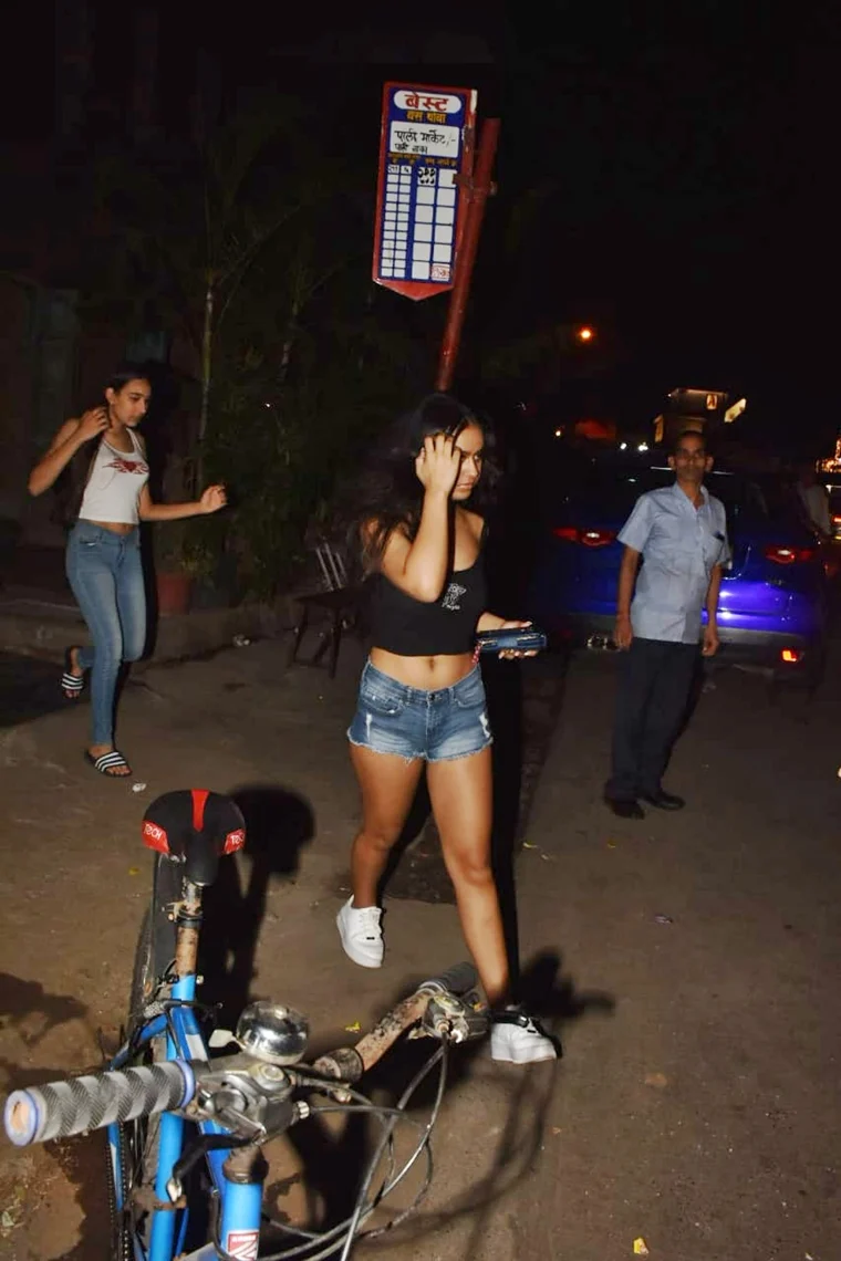 No money for Uber? Nysa Devgan spotted at 'BEST' bus stop