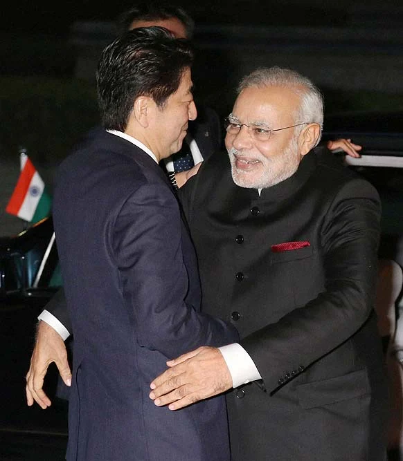 Prime Minister Narendra Modi being welcomed by Shinzo Abe upon arrival in Kyoto.