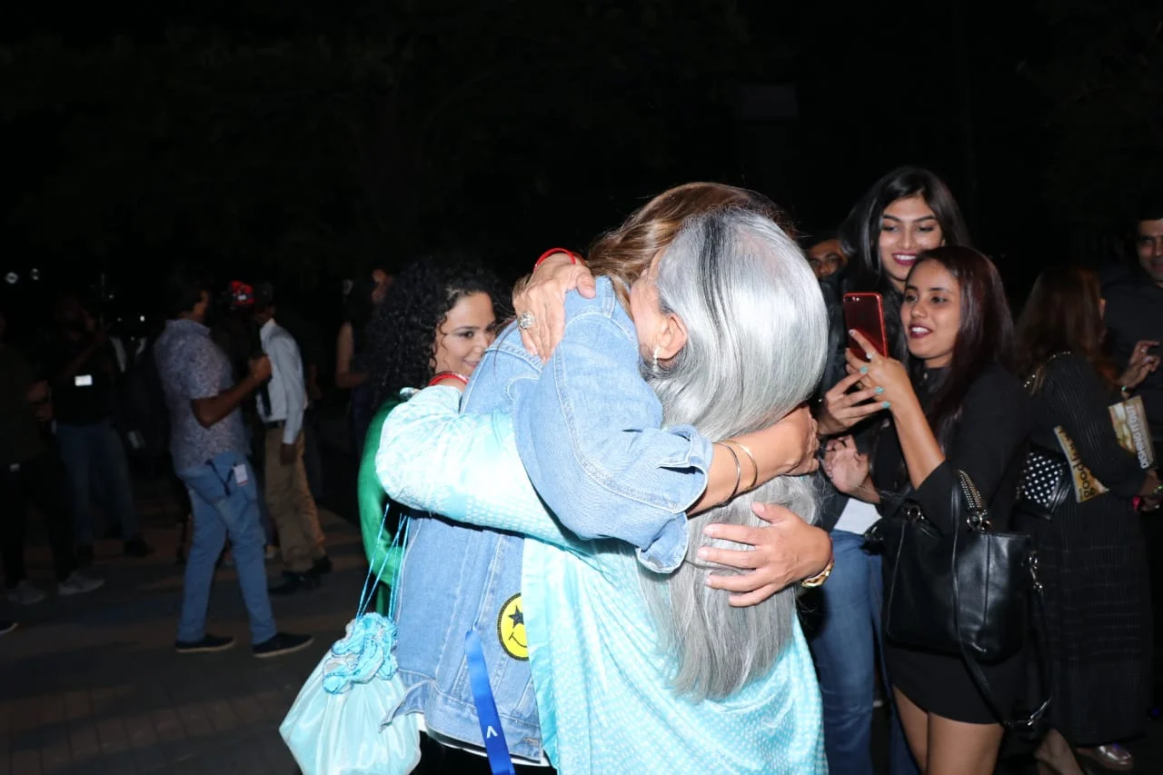 Jaya Bachchan is every Indian mom ever as daughter Shweta exhibits her fashion label