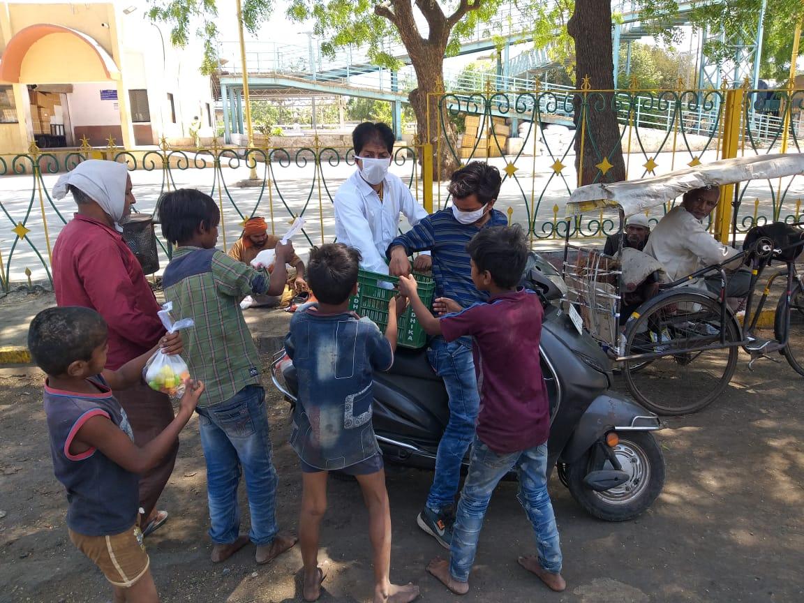 Coronavirus Lockdown: Western Railway RPF, IRCTC distribute food packages to poor; see pics