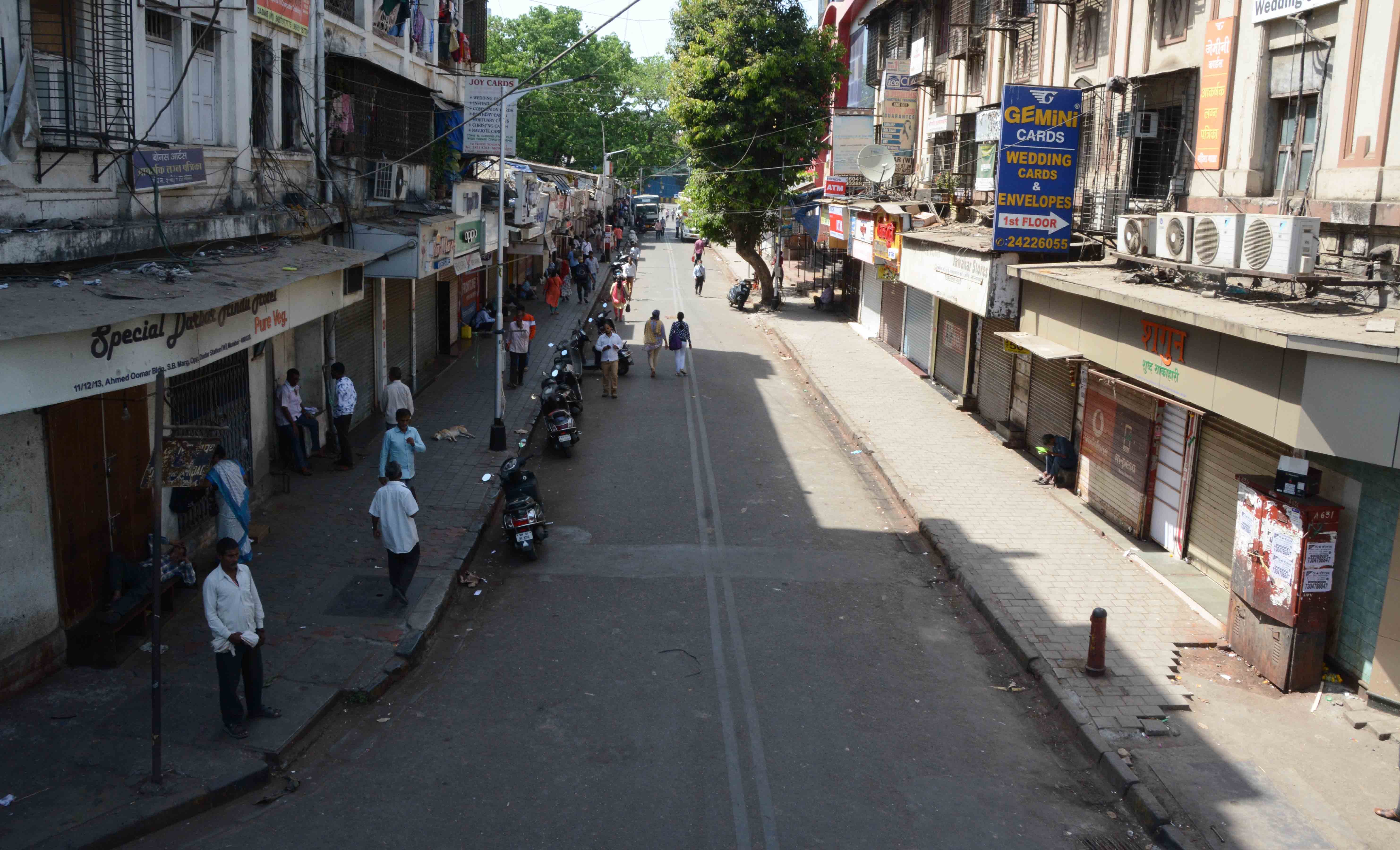 Sparse crowd in Dadar market.