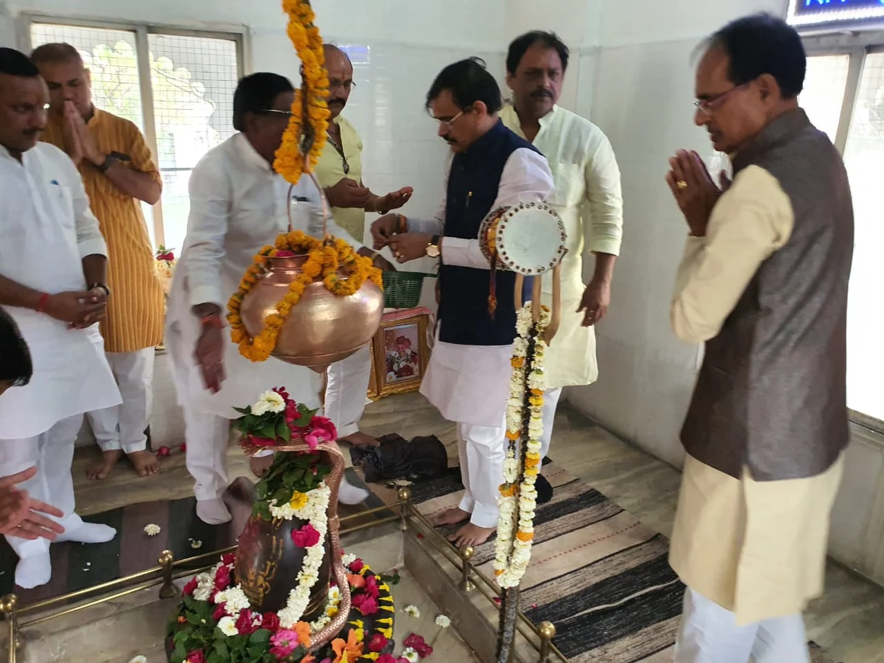 Former Chief Minister Shivraj Singh Chouhan posted a picture of himself offering prayers on Twitter. "Lord, show your infinite grace on Madhya Pradesh..." he wrote in the caption.