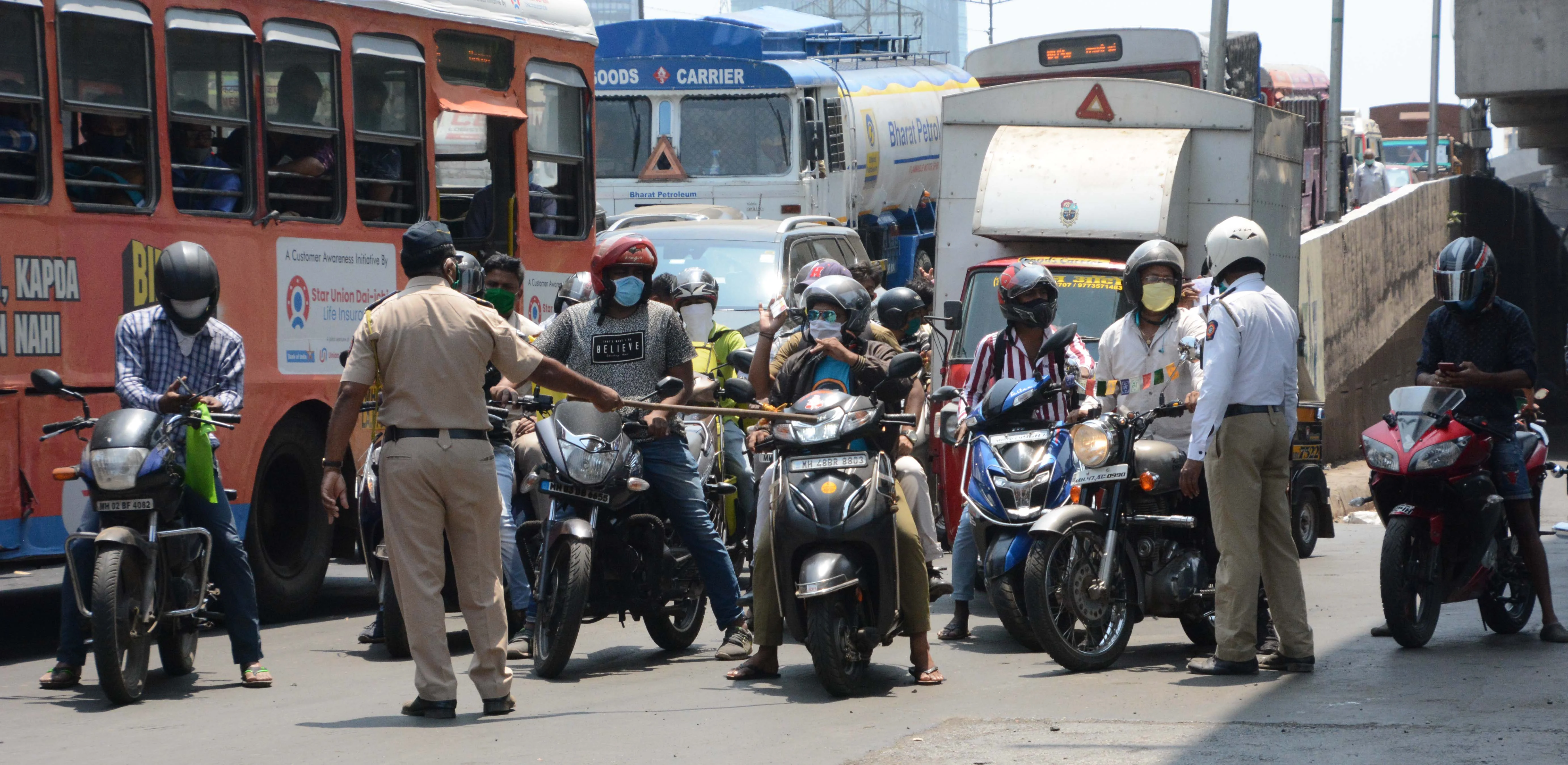 Mumbai Police enquiring passenger's reason to come out during lockdown at Malad.