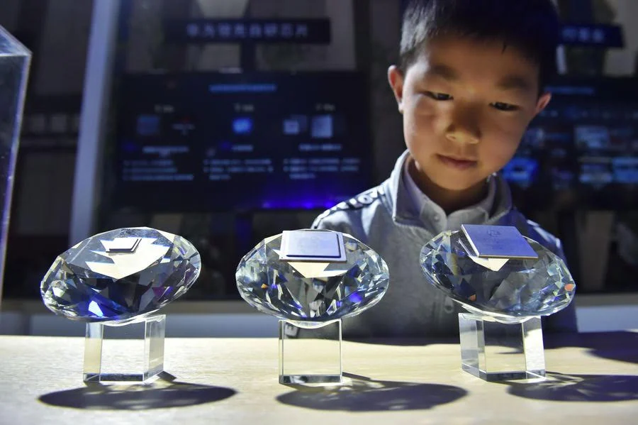 A kid views 5G chips of Huawei