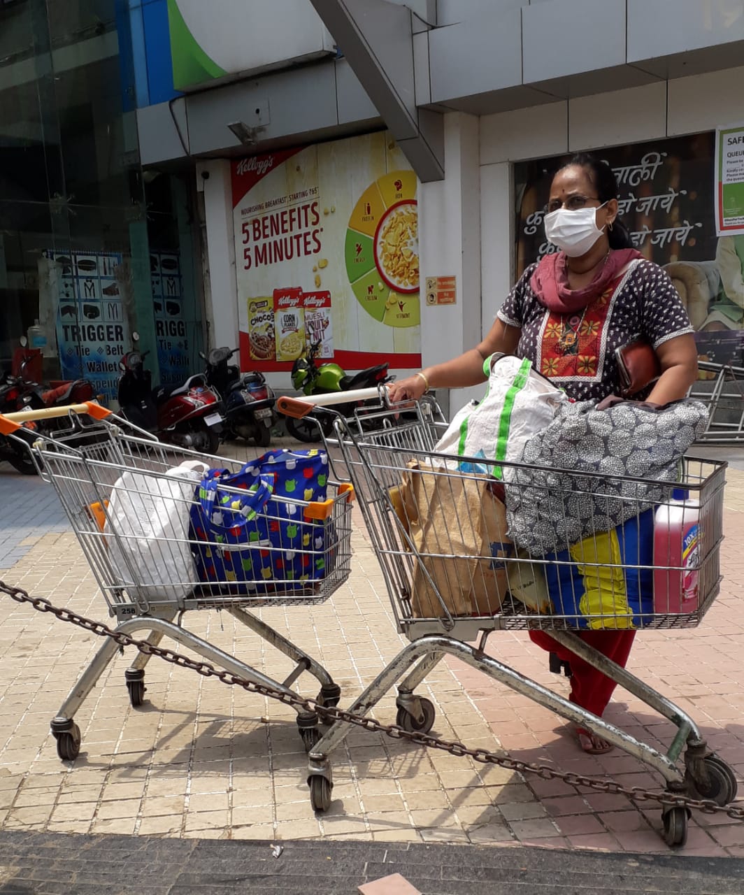 Amid coronavirus lockdown, Mumbaikar's attempt social distancing while buying essentials