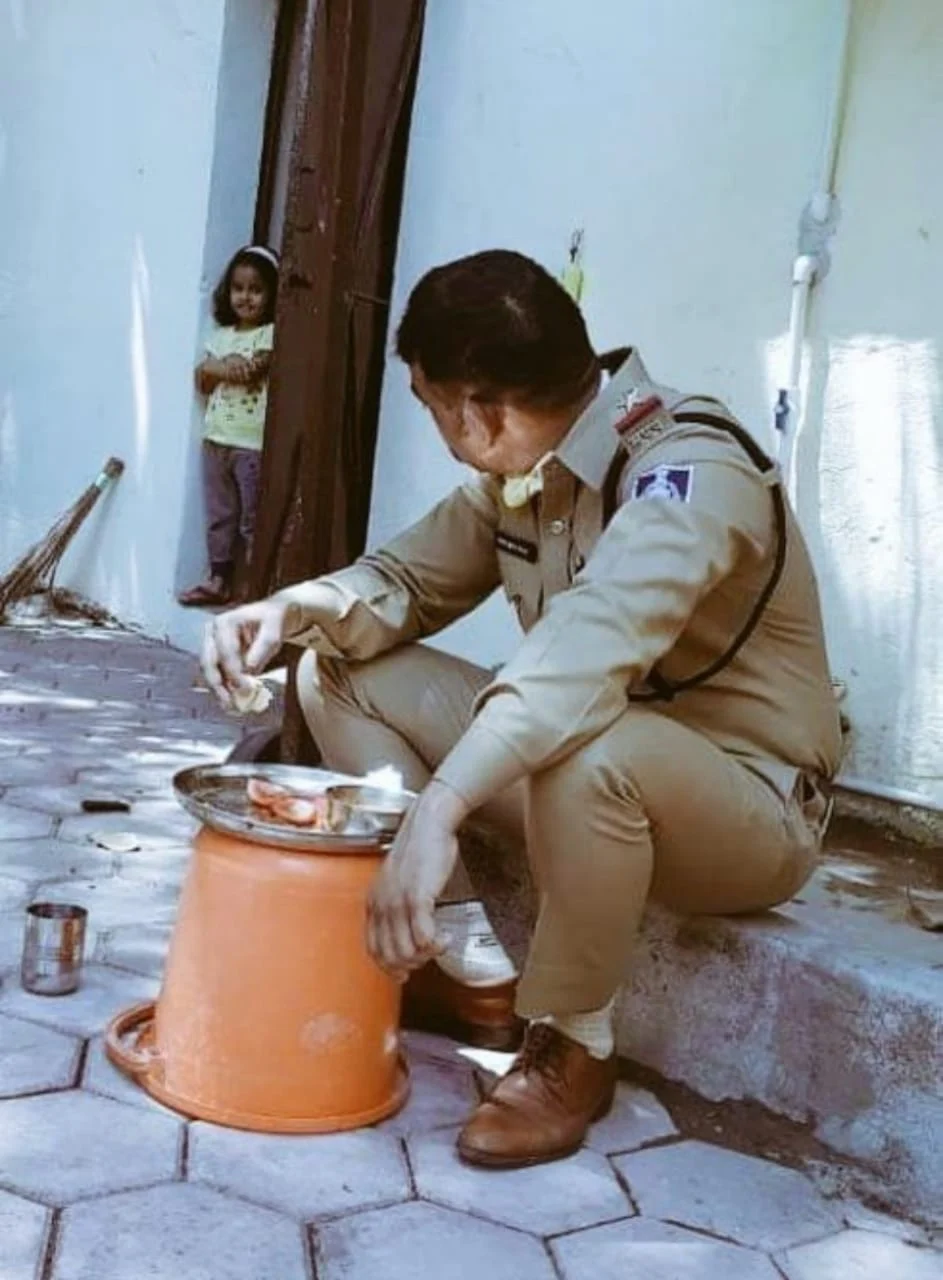 Heartbreaking: FPJ lensman captures image of cop socially distancing himself from daughter in time of coronavirus