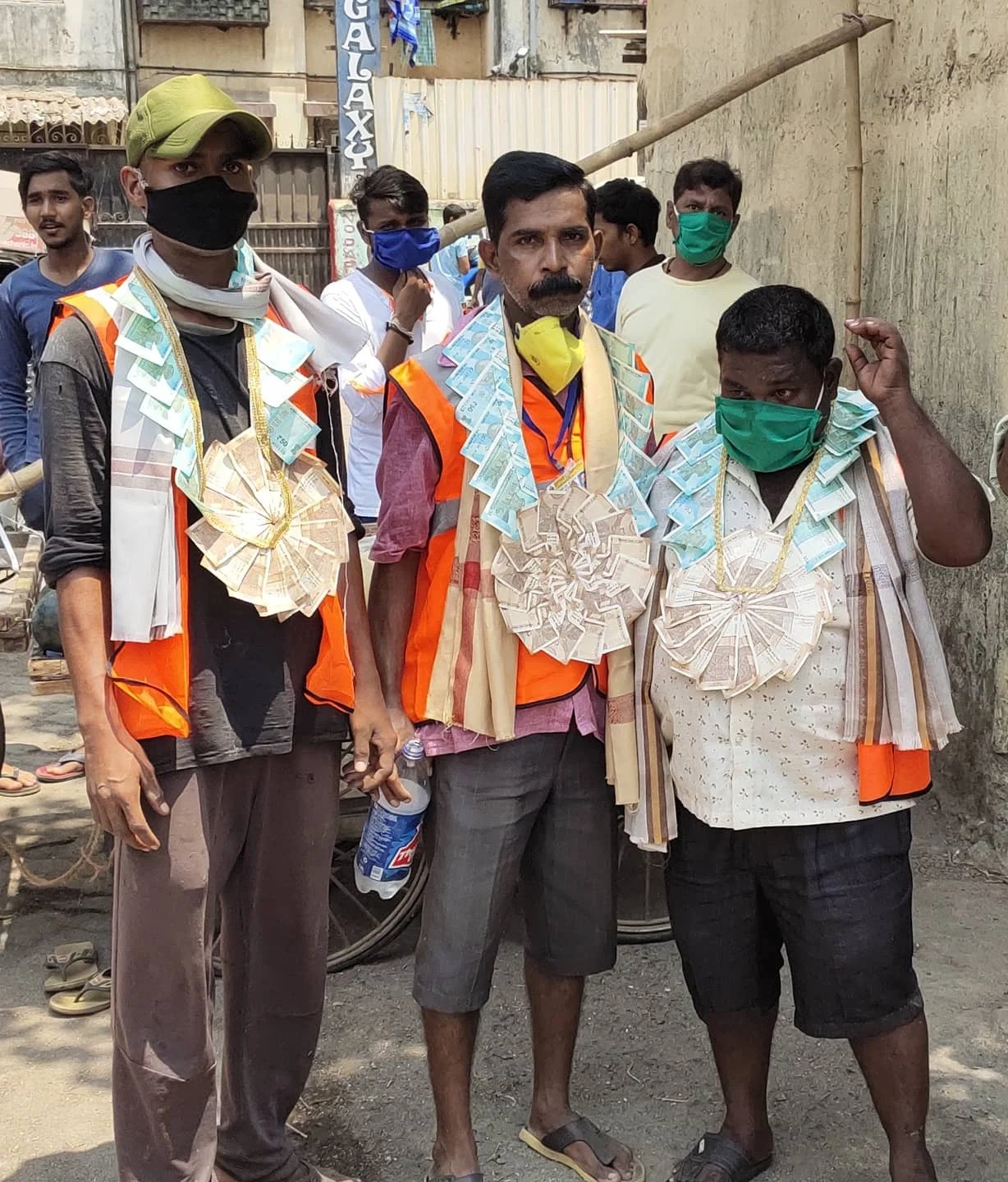 Coronavirus in Mumbai: Residents of Rajiv Nagar felicitate sanitation workers for their unflinching service