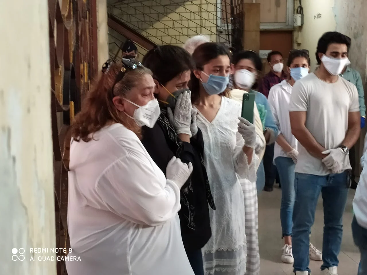 Rishi Kapoor funeral: Images of Ranbir, Neetu, Alia, Kareena and Kapoor Khandan paying last respects