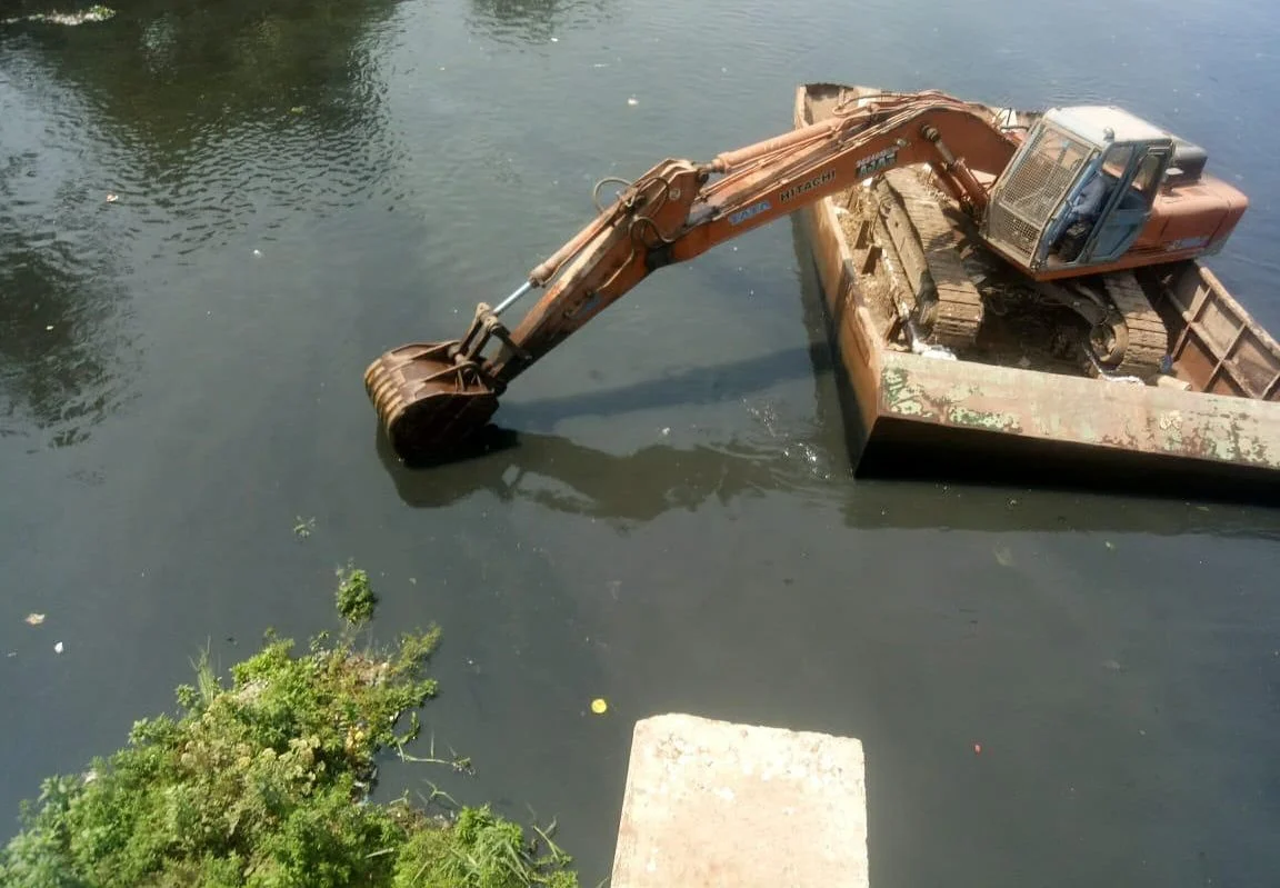 Mumbai: Amid lockdow BMC starts pre-monsoon preparations including desilting of nullahs, resurfacing roads