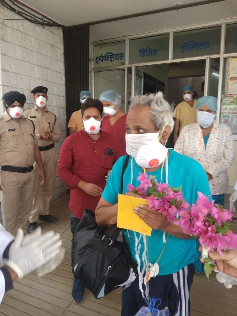 90-year-old man from Jaipur discharged after he beats coronavirus; hospital staff greet him with round of applause, flowers
