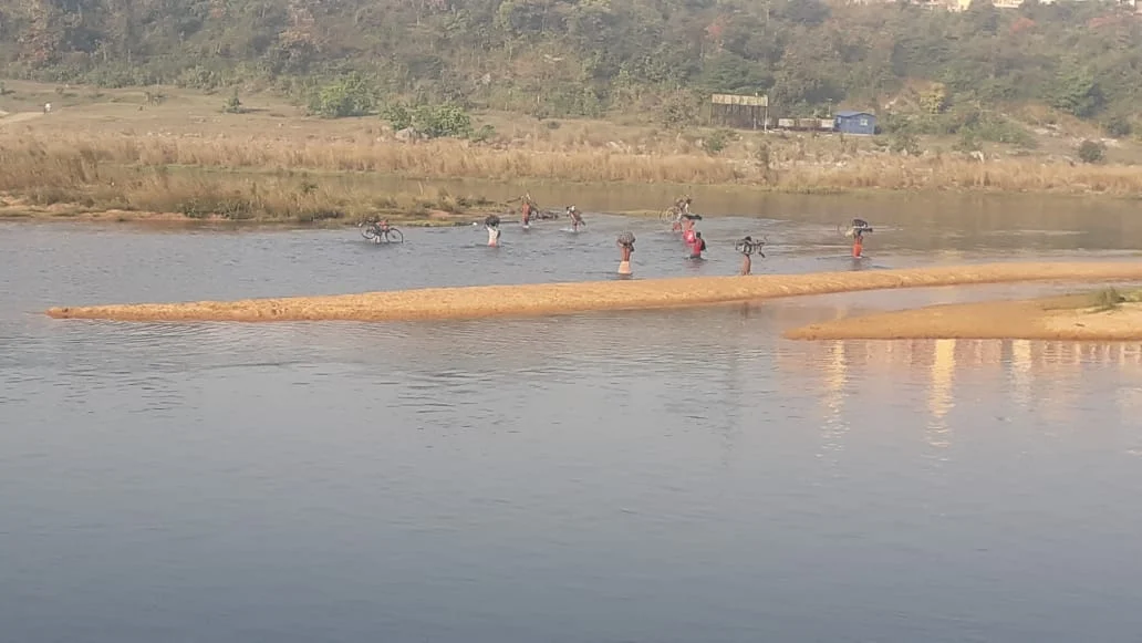 Heartbreaking: As states enforce lockdown, migrants swim from Bengal to Jharkhand to get home
