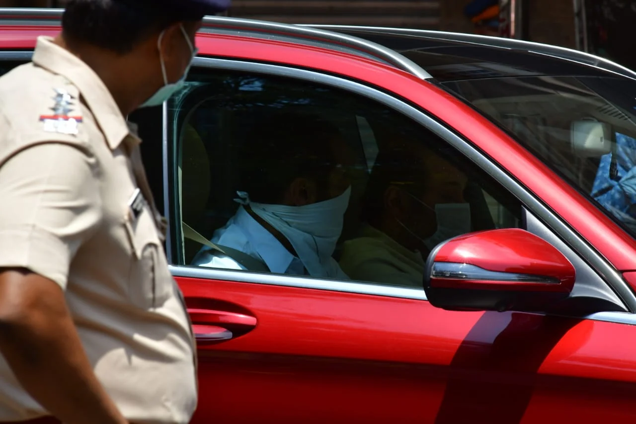 Rishi Kapoor death: Kareena Kapoor, Saif Ali Khan, Alia Bhatt and other celebs arrive to offer condolences