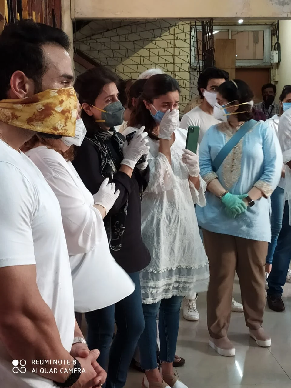 Rishi Kapoor funeral: Images of Ranbir, Neetu, Alia, Kareena and Kapoor Khandan paying last respects
