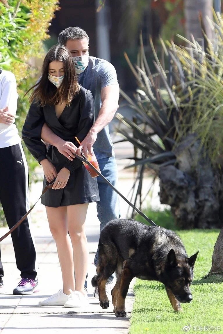 Lovebirds Ben Affleck, Ana de Armas lock lips with masks on!