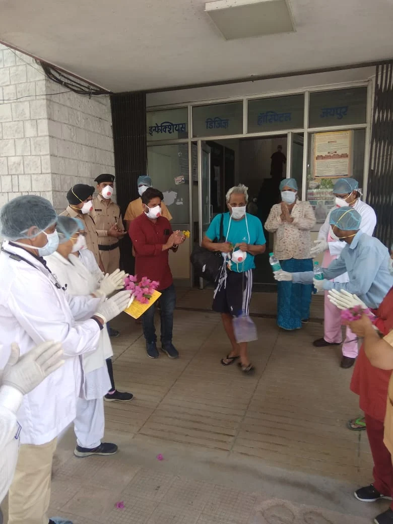 90-year-old man from Jaipur discharged after he beats coronavirus; hospital staff greet him with round of applause, flowers