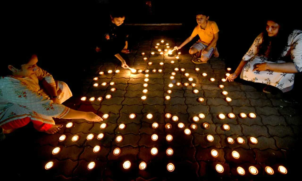 In Pics: How Mumbaikars responded to PM Modi's 9 Baje 9 Minutes appeal