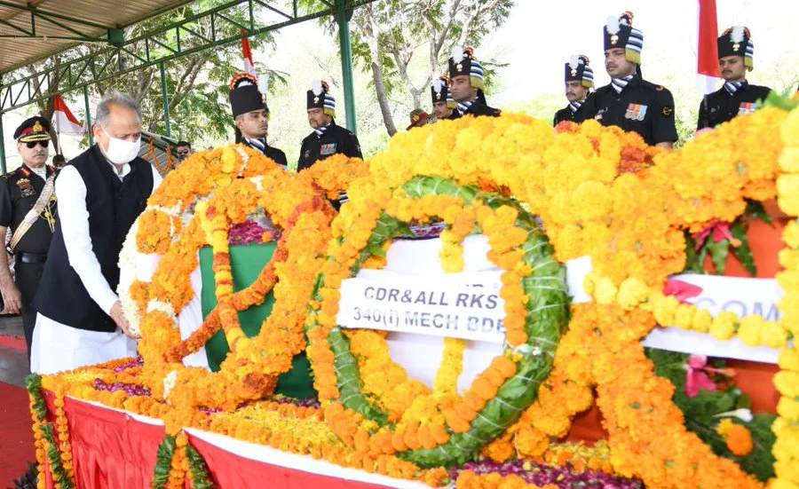Rajasthan Chief Minister Ashok Gehlot paid a
tribute to Col Ashutosh Sharma