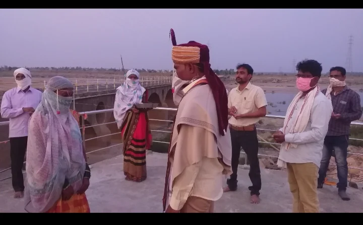 Love across the river border: Couple from two districts in Maharashtra, separated by river, tie the knot