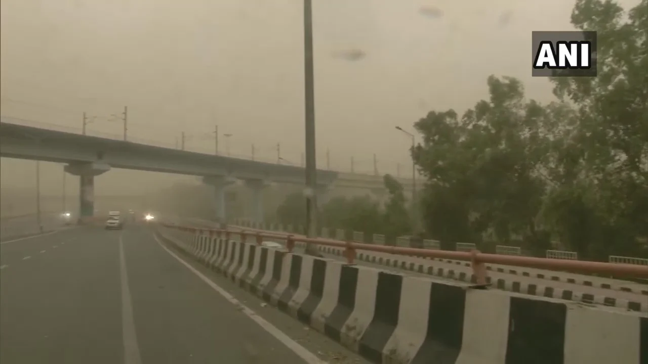 Dust storm envelops Delhi in a sudden change of weather; Visuals from Gazipur flyover