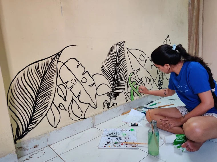 Manisha Dokania creating murals on her plain, home walls