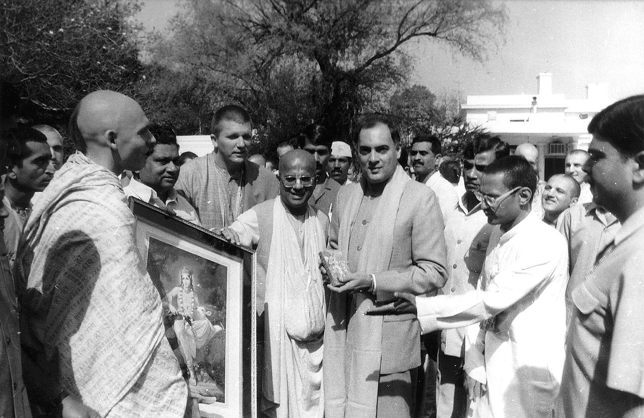 Rajiv Gandhi with Hare Krishna devotees