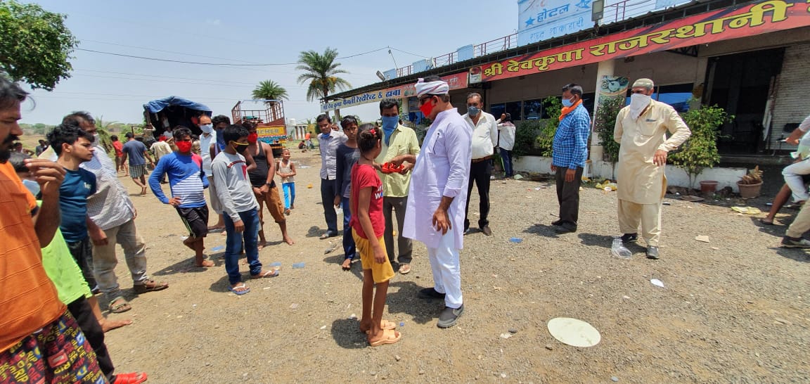 Migrant labourers walk from Mumbai to UP; share their heart-wrenching tales as they receive food, footwear in Indore