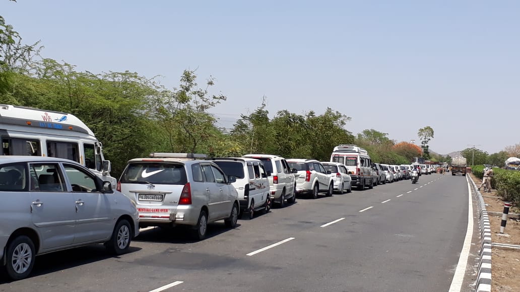 Migrants stuck as government seals Rajasthan's inter-state borders