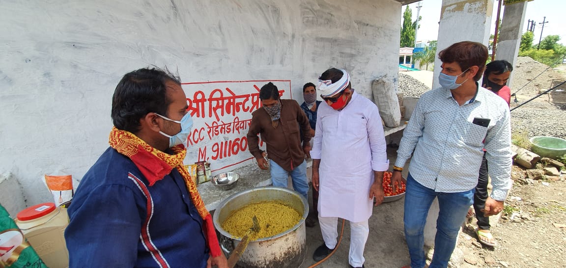 Migrant labourers walk from Mumbai to UP; share their heart-wrenching tales as they receive food, footwear in Indore
