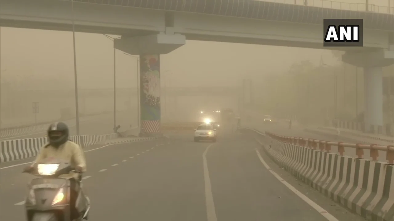 Dust storm envelops Delhi in a sudden change of weather; Visuals from Gazipur flyover