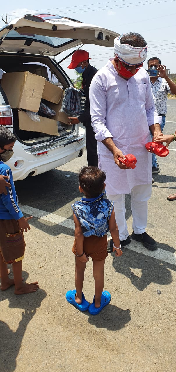 Migrant labourers walk from Mumbai to UP; share their heart-wrenching tales as they receive food, footwear in Indore