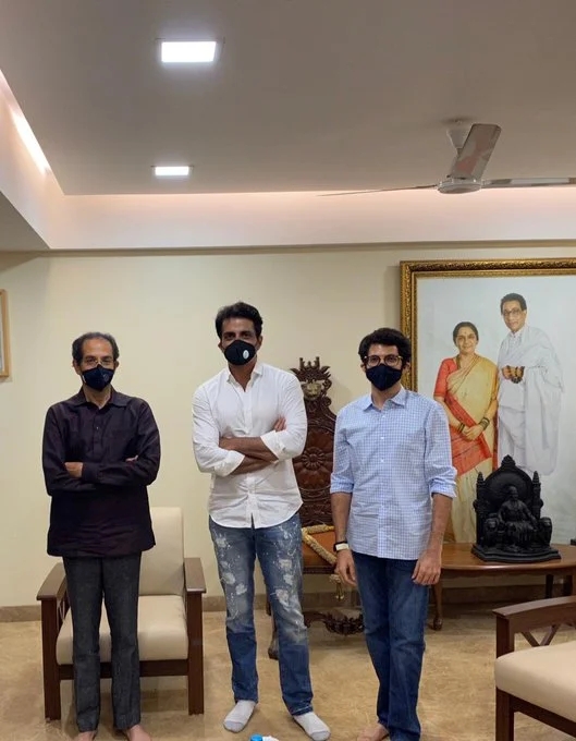Uddhav Thackeray (L), Sonu Sood and Aditya Thackeray (R)