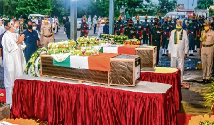 Odisha CM Naveen Patnaik pays a tribute to Sepoy Chandrakant
Pradhan and Naib Subedar
Nanduram Soren at Bhubaneswar Airport.