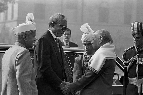 File photo of former South African President Nelson Mandela with the then President Shankar Dayal Sharma and Prime Minister P.V. Narsimha Rao in New Delhi in Jan 2005.