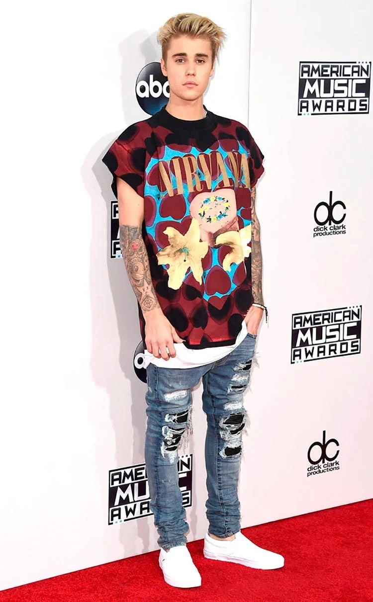 Justin Bieber rocks a graphic T-shirt