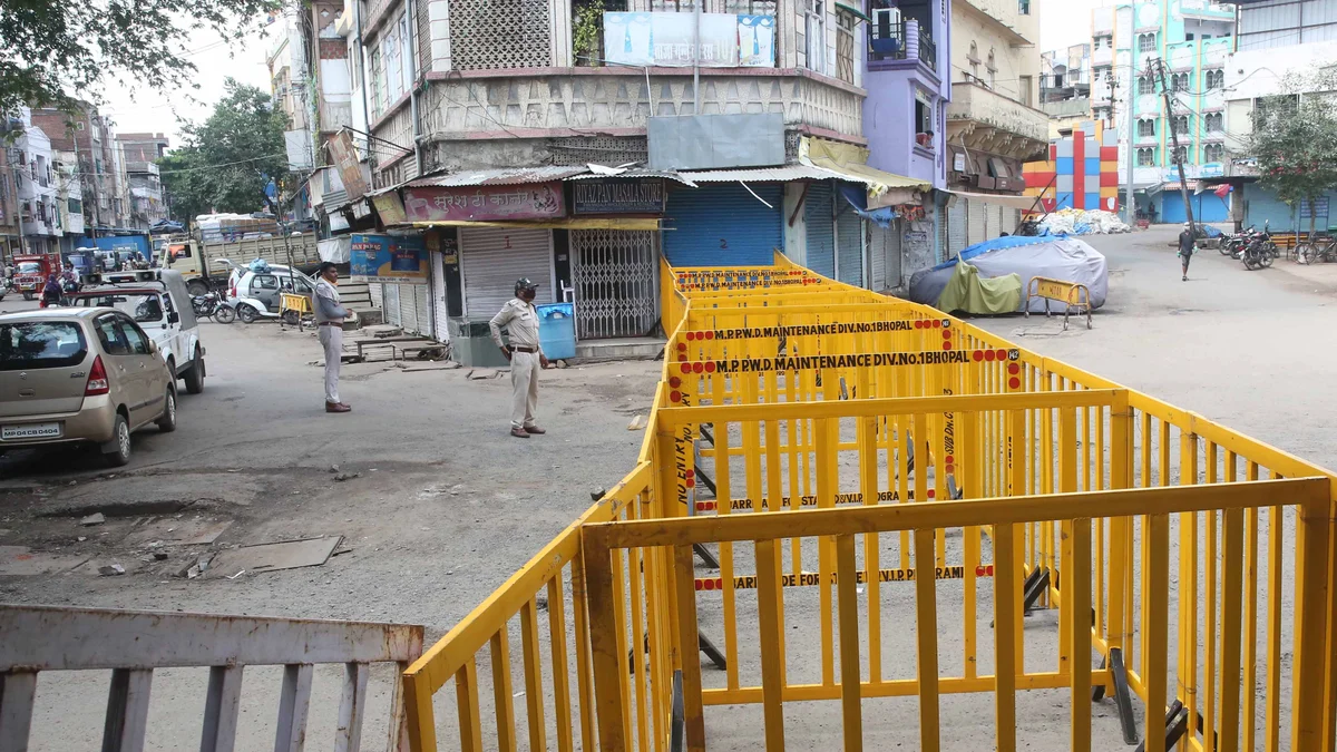 Bhopal Lockdown: People indoors, vehicles off roads