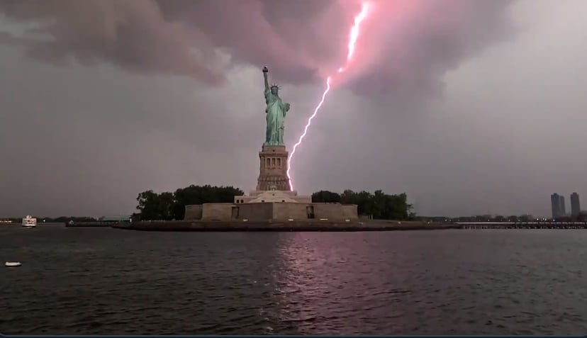 Watch Photographer captures stunning clip as lightning strikes Statue