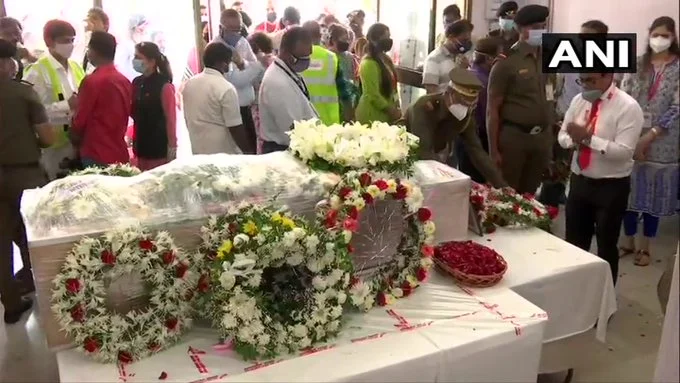 Pilots, crew of Air India and ground staff paid tributes to the late captain at the airport.