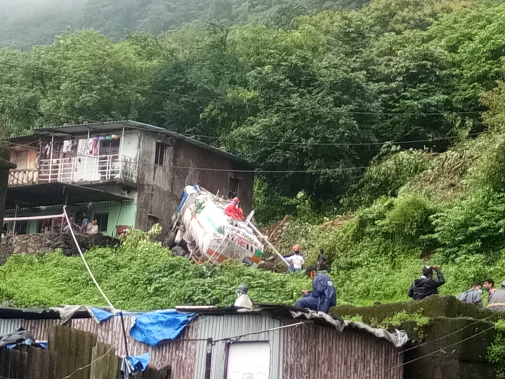 Tanker carrying chemical falls from Thane's Mumbra bridge; driver injured
