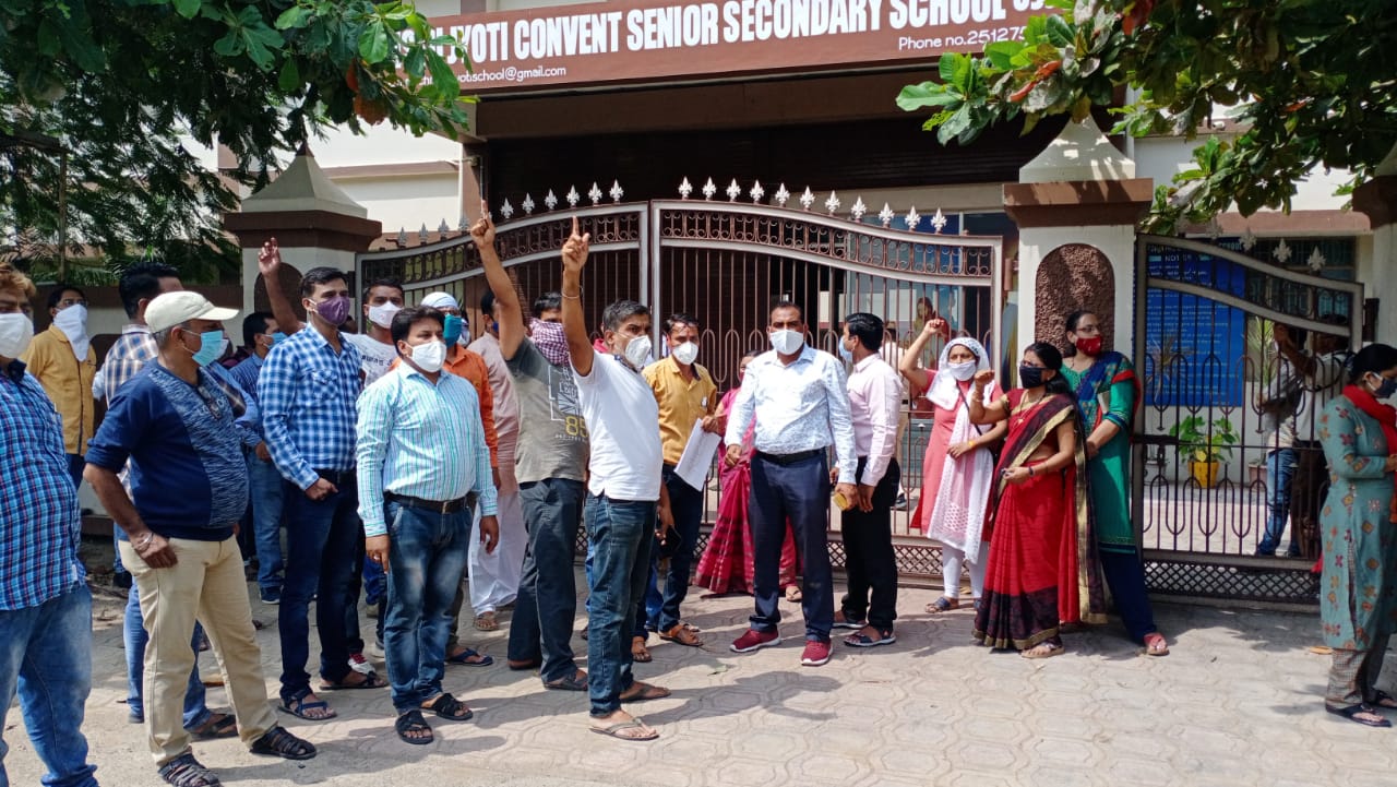 Ujjain: Parents protest at Christu Jyoti Convent over school fee issue