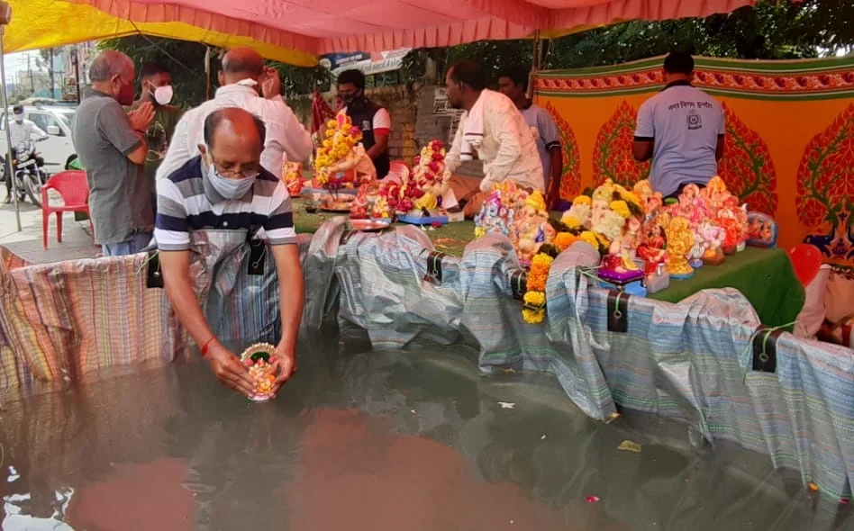 Indore: Teary-eyed, people bid adieu to Lord Ganesh