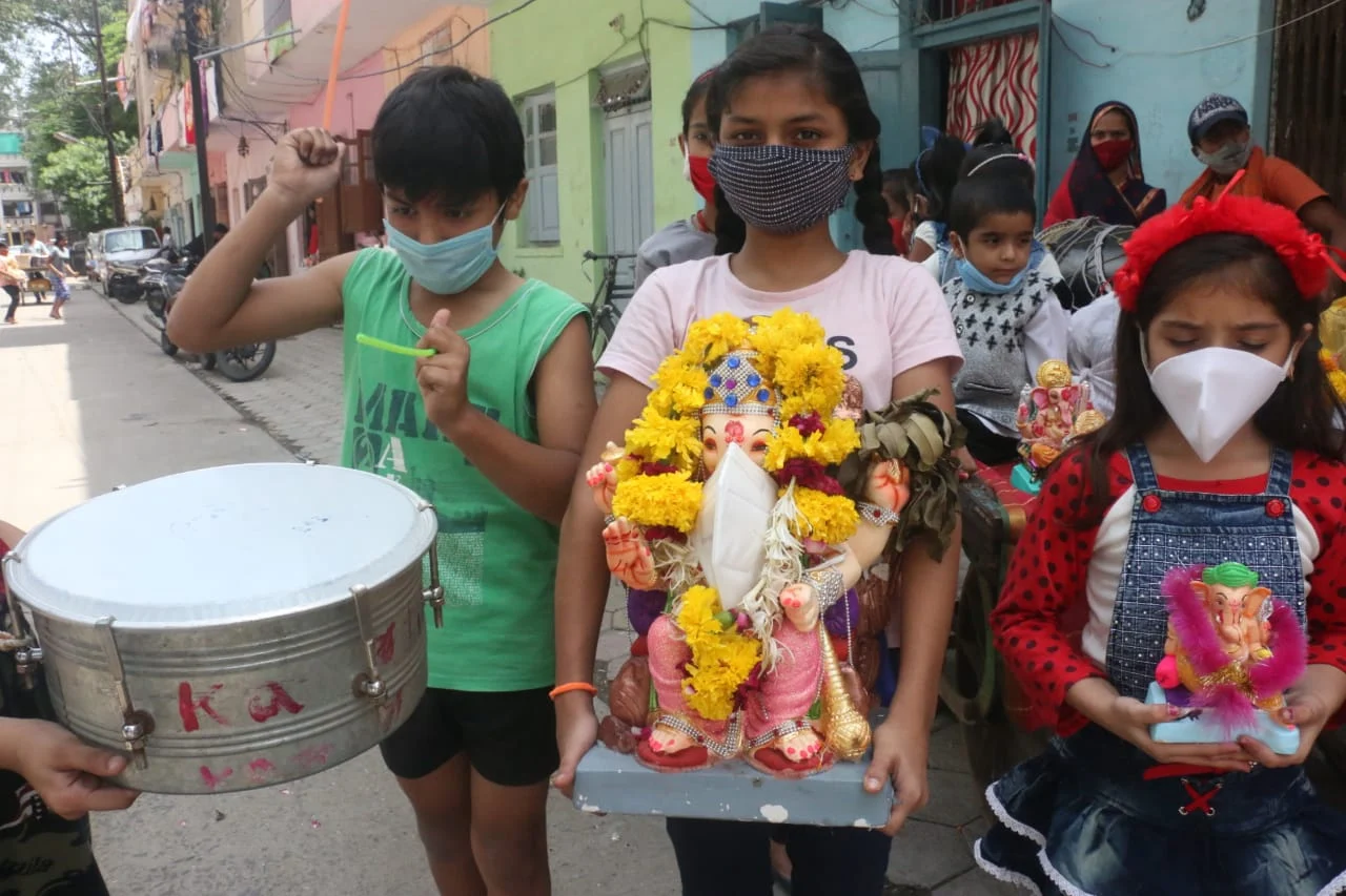 Indore: Teary-eyed, people bid adieu to Lord Ganesh