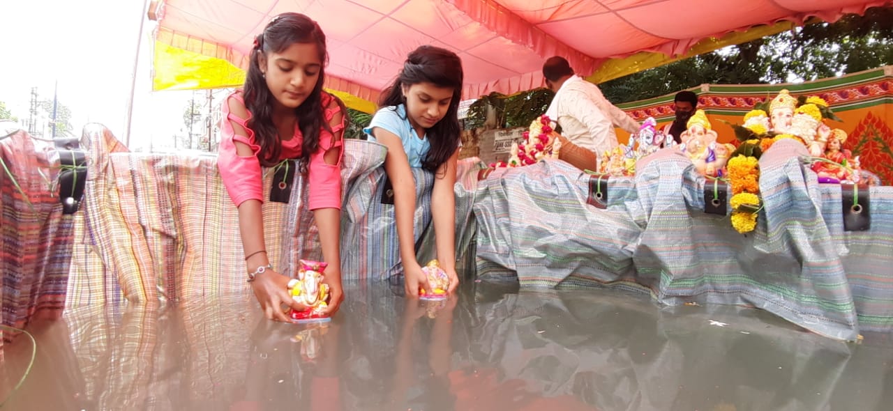 Indore: Teary-eyed, people bid adieu to Lord Ganesh