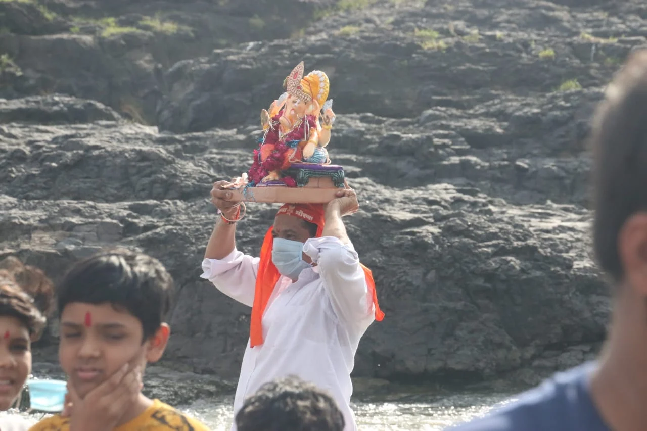 Indore: Teary-eyed, people bid adieu to Lord Ganesh