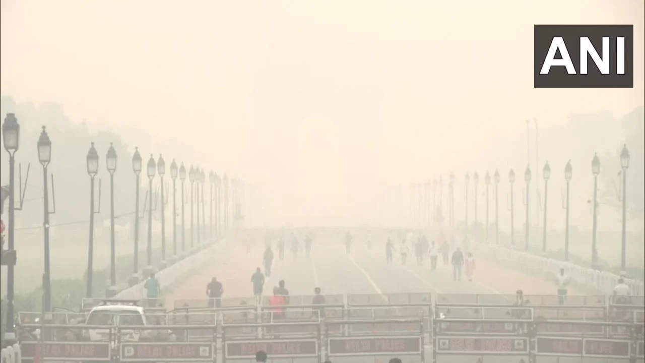 A view of India Gate hiding in smog as the air quality deteriorates in the national capital with rising of pollutants in the atmosphere, in New Delhi on Wednesday.